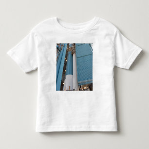 Der zweite feste Raketenmotor wird in Winkel des Kleinkind T-shirt