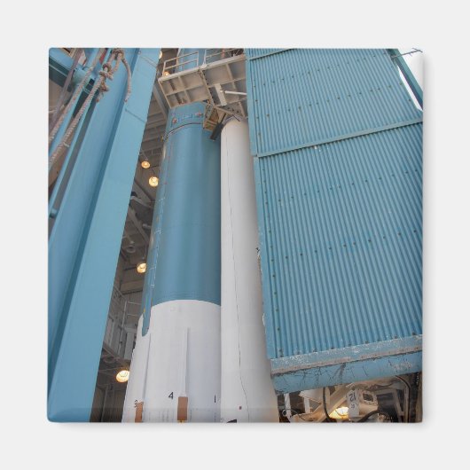 Der zweite Feststoffraketenmotor wird in den Plane Magnet (Vorne)