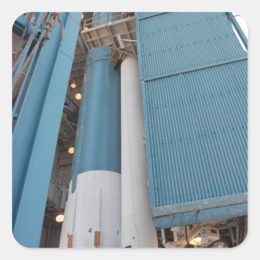 Der zweite Feststoffraketenmotor wird in den Plane Quadratischer Aufkleber (Vorderseite)