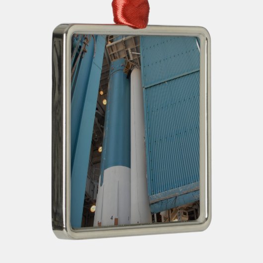 Der zweite Feststoffraketenmotor wird in den Plane Silbernes Ornament (Rechts)