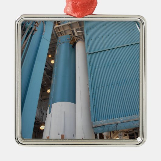 Der zweite Feststoffraketenmotor wird in den Plane Silbernes Ornament (Vorne)