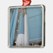 Der zweite Feststoffraketenmotor wird in den Plane Silbernes Ornament (Links)