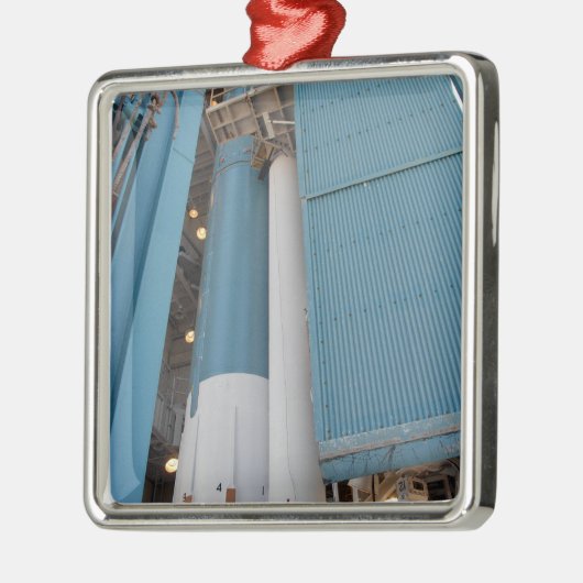 Der zweite Feststoffraketenmotor wird in den Plane Silbernes Ornament (Links)