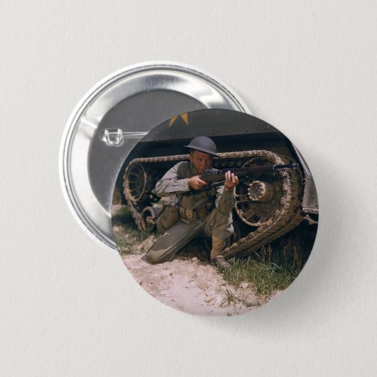 Der Zweite Weltkrieg Soldat kniet mit Garand Rifle Button (Vorne & Hinten)