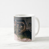 Der Zweite Weltkrieg Soldat kniet mit Garand Rifle Kaffeetasse (VorderseiteRechts)