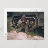 Der Zweite Weltkrieg Soldier Kneeling mit Garand R Postkarte (Vorne/Hinten)