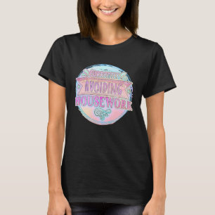 Derzeit Vermeidung von Hausarbeit T-Shirt