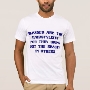 Des Beauticians bringen die Schönheit in anderen T-Shirt