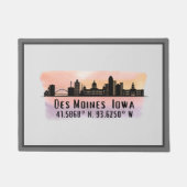 Des Moines IA City Skyline Latitude und Longitude Fußmatte (Vorderseite)