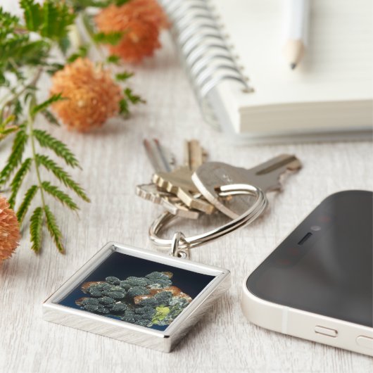 Descloizite auf Kalzit Schlüsselanhänger (Seite)