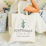 Desert Cactus Scottsdale Junggeselinnen-Abschied Tragetasche<br><div class="desc">Herzlich willkommen in Ihrem Reiseziel bachelorette Wochenende mit diesen niedlichen personalisierten Taschen. Das Design zeigt eine grüne Kaktusillustrierung, flankiert von Sternen, darunter zwei Zeilen benutzerdefinierten Textes; gezeigt mit "Scottsdale Before the Veil". Fügen Sie Ihren Veranstaltungsnamen unten hinzu, und das Jahr gebogen über die Spitze. Die Farben können mit dem Designwerkzeug...</div>