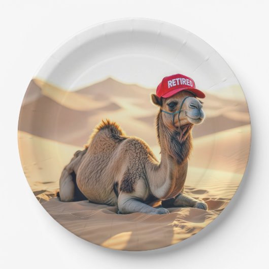Desert Camel Wearing a Red Retired Cap Pappteller (Vorderseite)