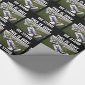 DESHALB STEHEN WIR. GESCHENKPAPIER (Ecke)