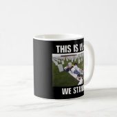 DESHALB STEHEN WIR. KAFFEETASSE (VorderseiteRechts)