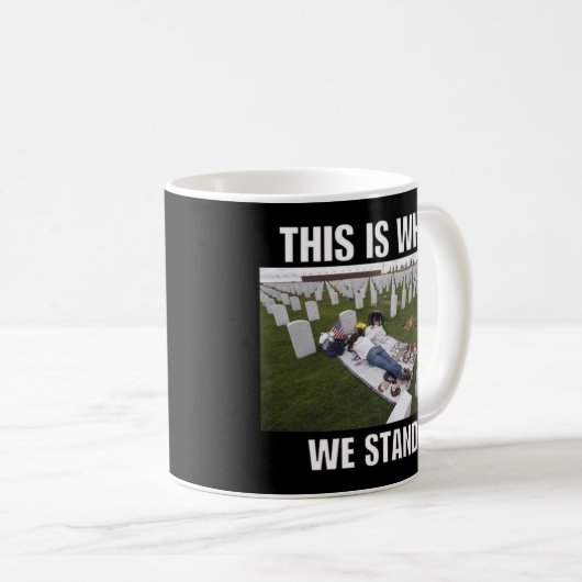 DESHALB STEHEN WIR. KAFFEETASSE (VorderseiteRechts)