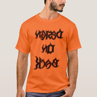 Design auf der Rückseite orange und schwarz T-Shirt