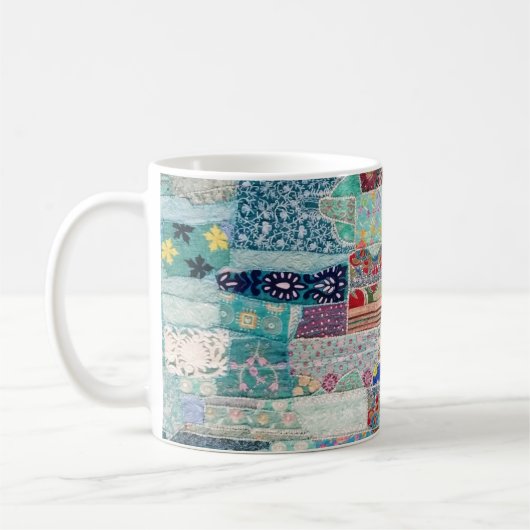 Design der Aqua- und Blue-Quilt-Tapisserie Kaffeetasse (Links)