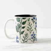 Design der Delphinium-Blume, botanische Eleganz Zweifarbige Tasse (Links)