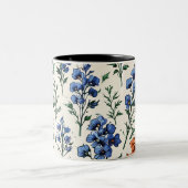 Design der Delphinium-Blume, botanische Eleganz Zweifarbige Tasse (Mittel)