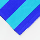 Design der hellblauen und dunkelblauen Streifen Fleecedecke (Ecke)