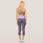 Design der lila Schädel- und Sonnenblumen-Serie 11 Capri Leggings (Rückseite)