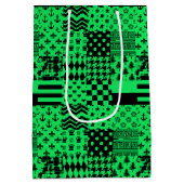 Design der Patchwork-Muster in grün schwarz Mittlere Geschenktüte (Rückseite)