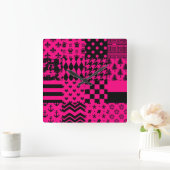 Design der Patchwork-Muster in rosa Schwarz Quadratische Wanduhr (Zuhause)