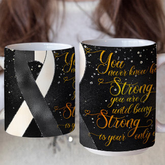 Design der Schwarz-weißen Sensibilisierungskampagn Kaffeetasse