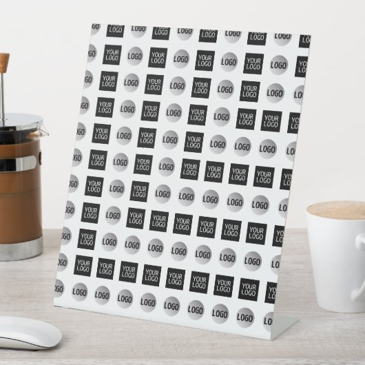 Design des geometrischen 2 Logo-Musters Sockelschild (In Situ)