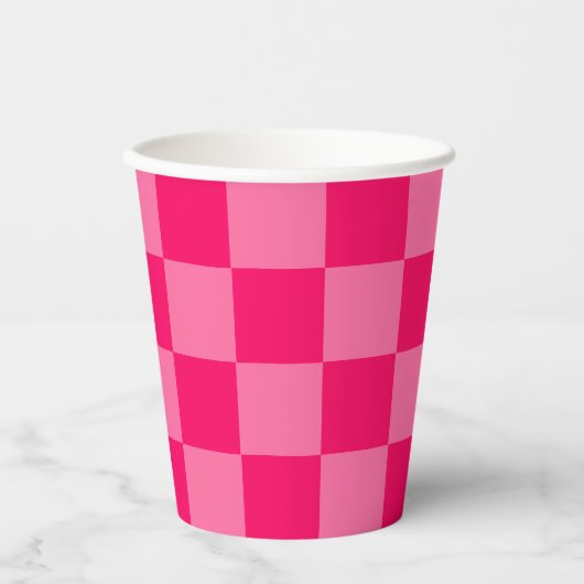 Design des hellen und Hot-Pink-Schachbretts Pappbecher (Vorderseite)