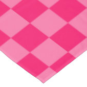 Design des hellen und Hot-Pink-Schachbretts Tischdecke (Schrägansicht)