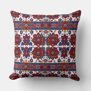 Design inspiriert vom serbischen Pirot-Teppich Kissen