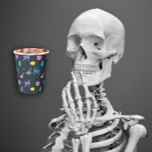 Design mit lustigen Halloween-Figuren Pappbecher