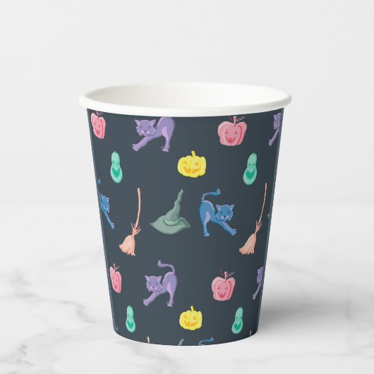 Design mit lustigen Halloween-Figuren Pappbecher (Vorderseite)