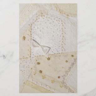 Design-Stationäre Gestaltung von Creme und weißen Briefpapier