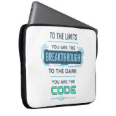 Design von KI-Angeboten - Durchbruch bei der Code Laptopschutzhülle (Vorne Rechts)