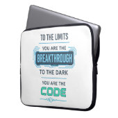 Design von KI-Angeboten - Durchbruch bei der Code Laptopschutzhülle (Vorderseite Links)