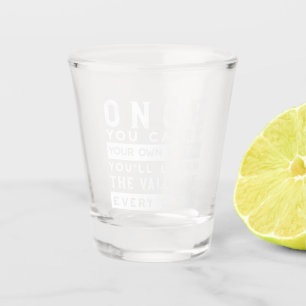Design von Weisheit-Zitaten - Wert jedes einzelnen Schnapsglas