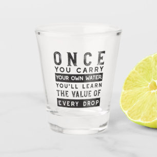 Design von Weisheit-Zitaten - Wert jedes einzelnen Schnapsglas