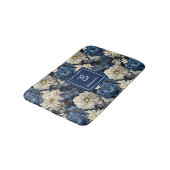 Designer Blaue Blumen Personalisierte Badematte (Schrägansicht)