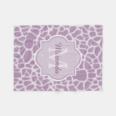 Designer-lila Monogramm-Giraffen-Druck und Name Fleecedecke (Vorderseite (Horizontal))