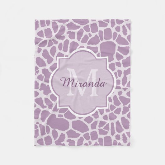 Designer-lila Monogramm-Giraffen-Druck und Name Fleecedecke (Vorderseite)
