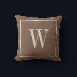 Designer Monogram Inital Toffee Brown & Ivory Kissen<br><div class="desc">Stilvolles modernes, personalisiertes mit Monogramm, erstklassiges, modernes, in der Farbe krautbraun gehaltenes, in Weiß akzentuiertes Kissen. Tolle Geschenkidee! Einfach mit dem Design-Tool anpassen, um es zu Ihrem eigenen machen! Kontaktieren Sie mich unter beachpausedesigns@gmail.com wenn Sie Hilfe benötigen oder Fragen zu diesem oder einem unserer Designs haben. Weitere Designoptionen und Farben...</div>