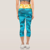 Designerinitis für hellblaugelbe Camouflage Capri Leggings (Rückseite)