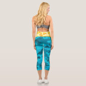 Designerinitis für hellblaugelbe Camouflage Capri Leggings (Rückseite)