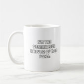 Designierter Fahrer schlechter Wortwitz-Typografie Kaffeetasse (Links)