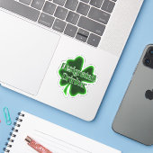 Designierter Trinker St. Patrick's Day Aufkleber (Laptop mit iPhone)