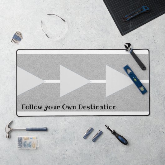Desk Mat Gray Arrows Follow Destination Schreibtischunterlage (Arbeitsplatz)