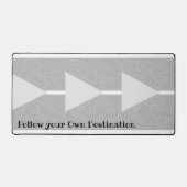 Desk Mat Gray Arrows Follow Destination Schreibtischunterlage (Vorderseite)