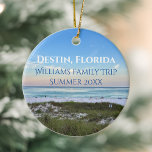 Destin Florida Beach Custom Familienreise Weihnach Keramik Ornament<br><div class="desc">Dieses malerische Weihnachtsschmuck aus Destin Florida besticht durch den herrlichen rosa und orangefarbenen Sonnenuntergang,  der die Meereswellen über dem Sand und dem Meeresgras sanft berührt. Schönes Souvenir am Meer mit personalisiertem Ausflugsdatum und Familienname für Ihren Lieblingsurlaub.</div>